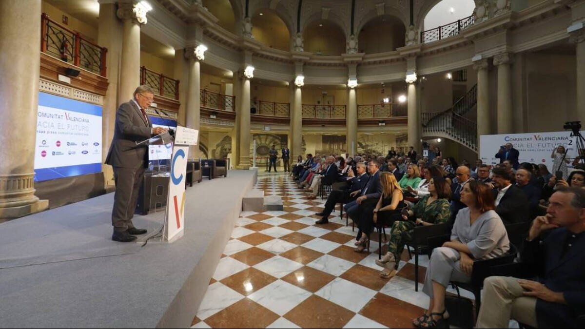 Ximo Puig en el edificio de Correos de Valencia