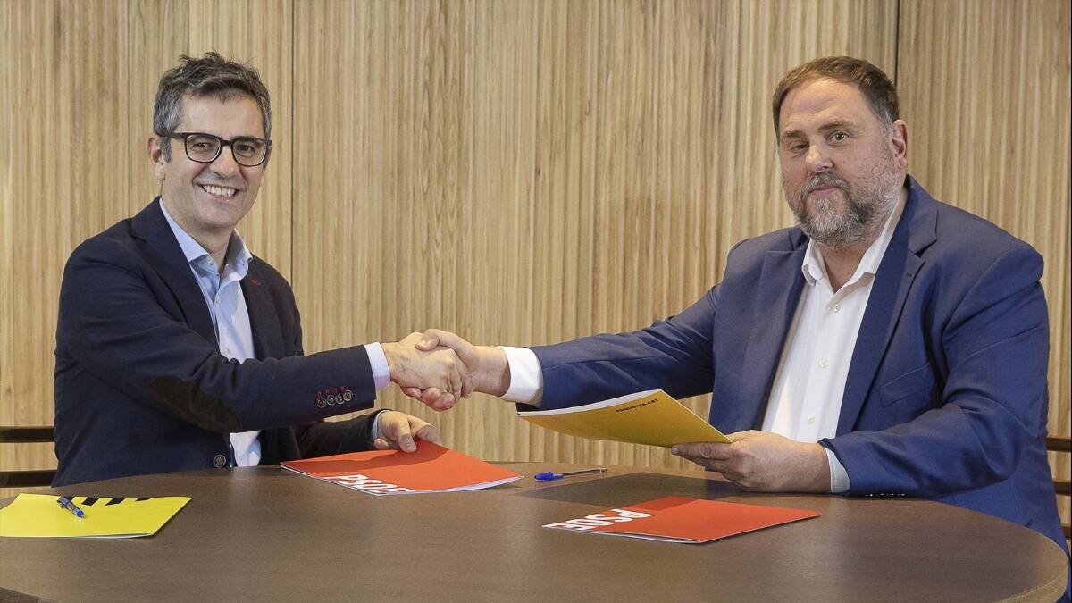 El ministro de la Presidencia en funciones, Félix Bolaños, estrecha la mano del líder de ERC, Oriol Junqueras, tras el acuerdo alcanzado entre el PSOE y los independentistas para la investidura de Sánchez.