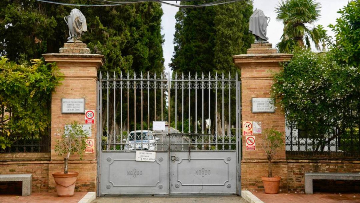 Puerta del cementerio de San Fernando de Sevilla cerrado por la borrasca y los fuertes vientos.