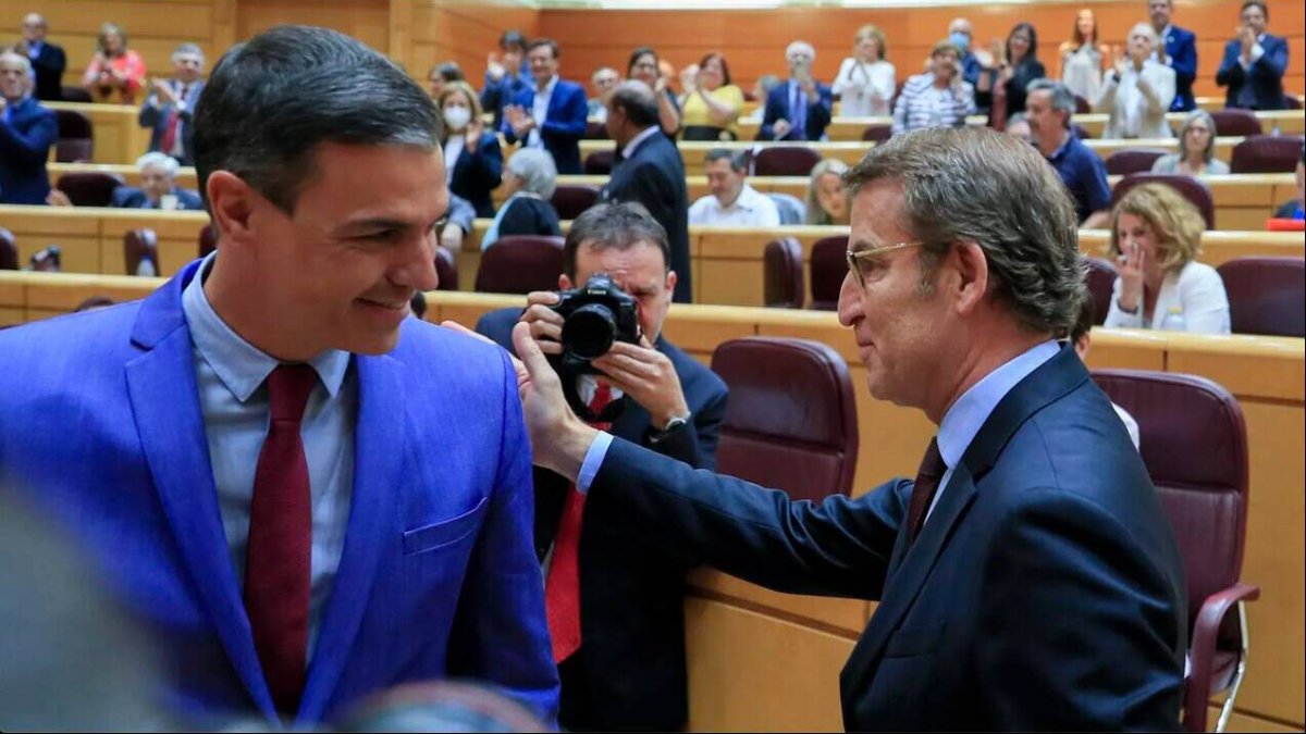 Alberto Núñez Feijóo junto a Pedro Sánchez