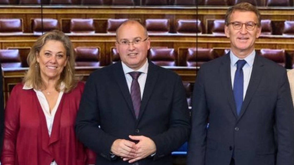 Macarena Montesinos junto a Feijóo y Tellado