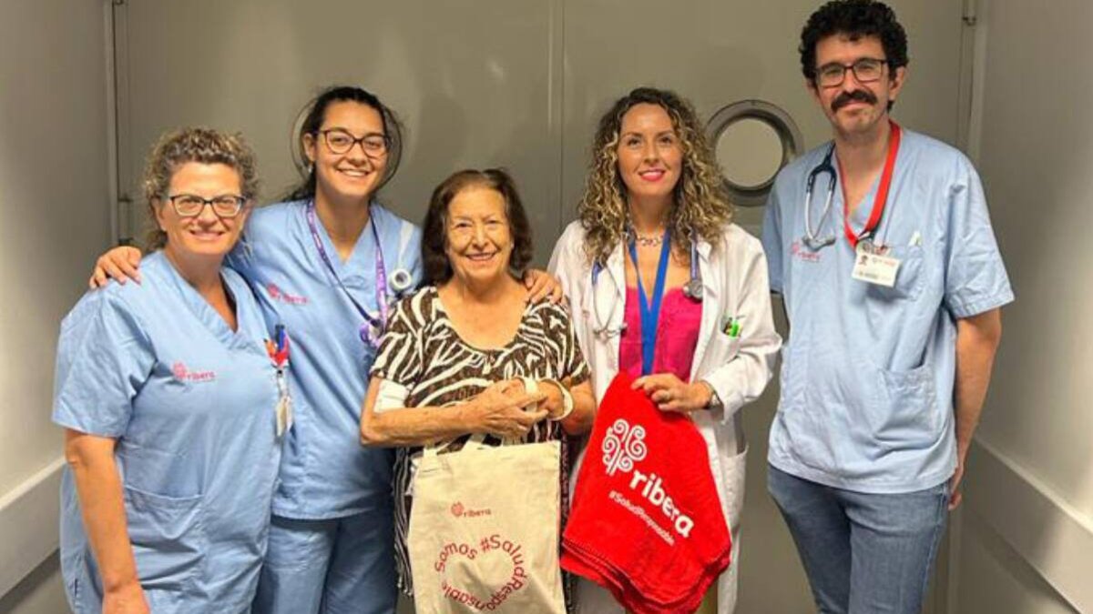 Enfermeras y paciente de diálisis con el