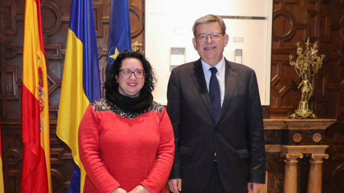 Verónica Llopis, candidata del PSOE en Genovés, con Ximo Puig