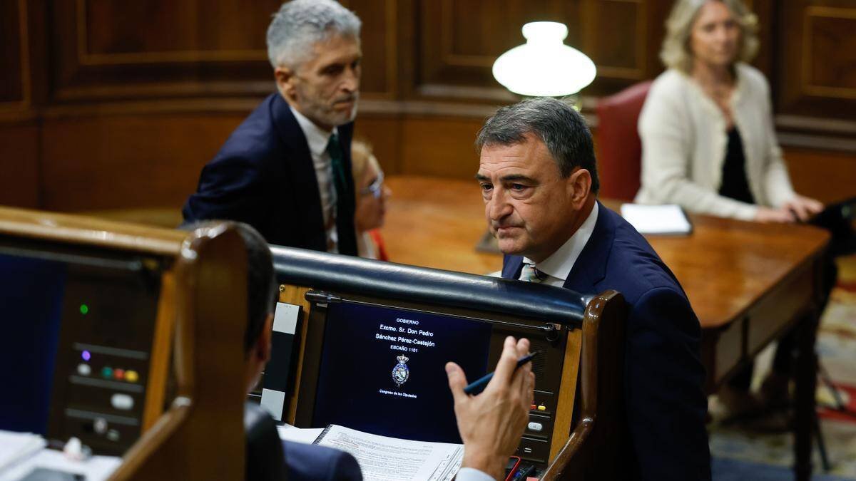 Aitor Esteban frente al escaño de Pedro Sánchez.