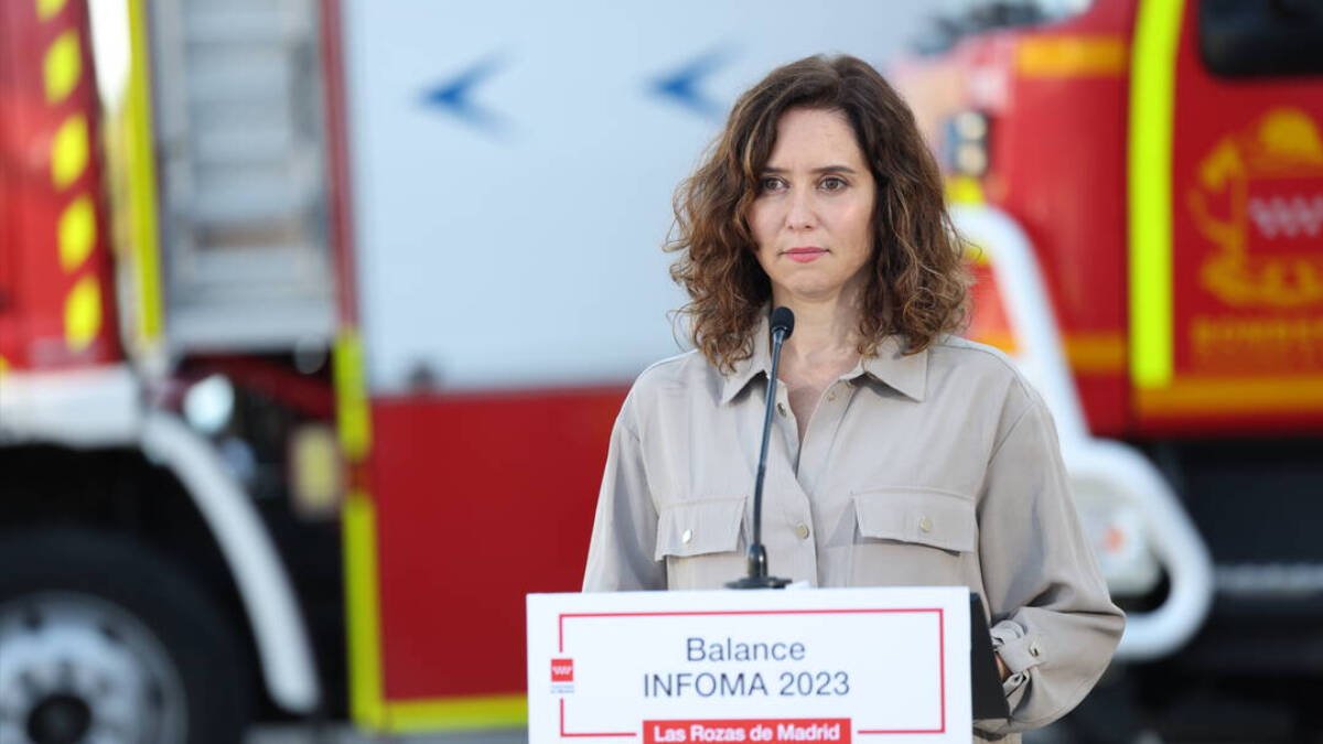 Isabel Díaz Ayuso, frente a un camión de bomberos