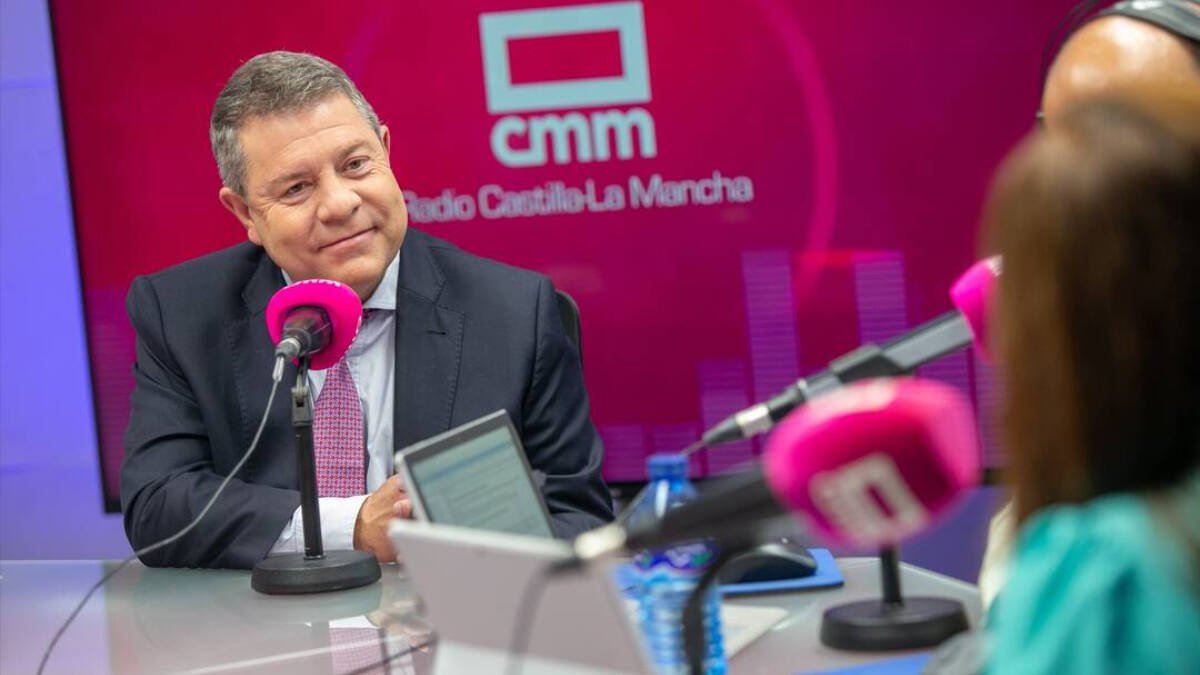 El presidente de Castilla-La Mancha, Emiliano García-Page, durante la entrevista realizada en Radio Castilla-La Mancha.
