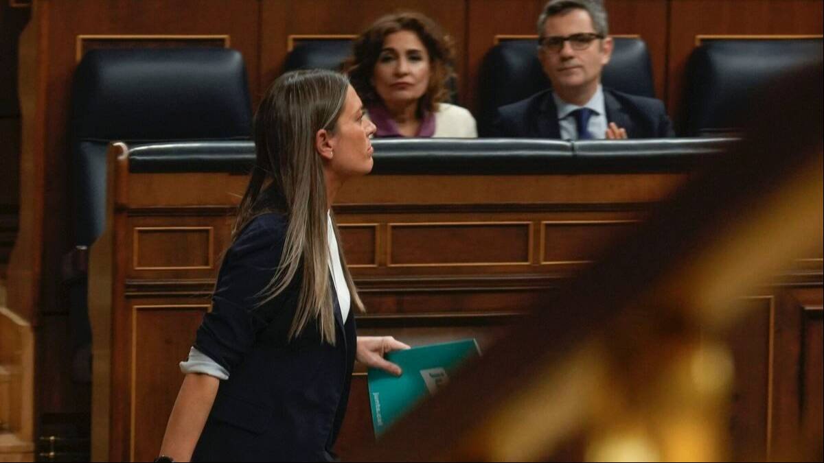 La portavoz de Junts en el Congreso, Miriam Nogueras, pasa por delante de la vicepresidenta María Jesús Montero y el ministro Félix Bolaños.