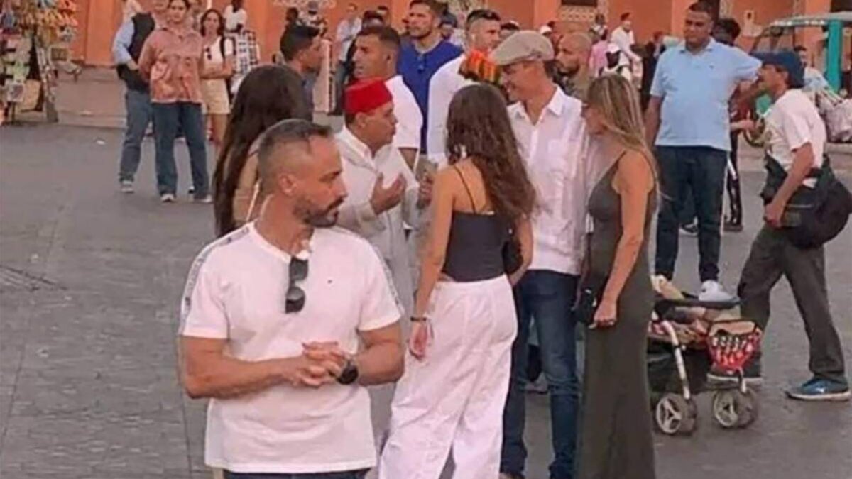 Un guía marroquí explica a Sánchez y a su familia detalles de la ciudad de Marrakech.