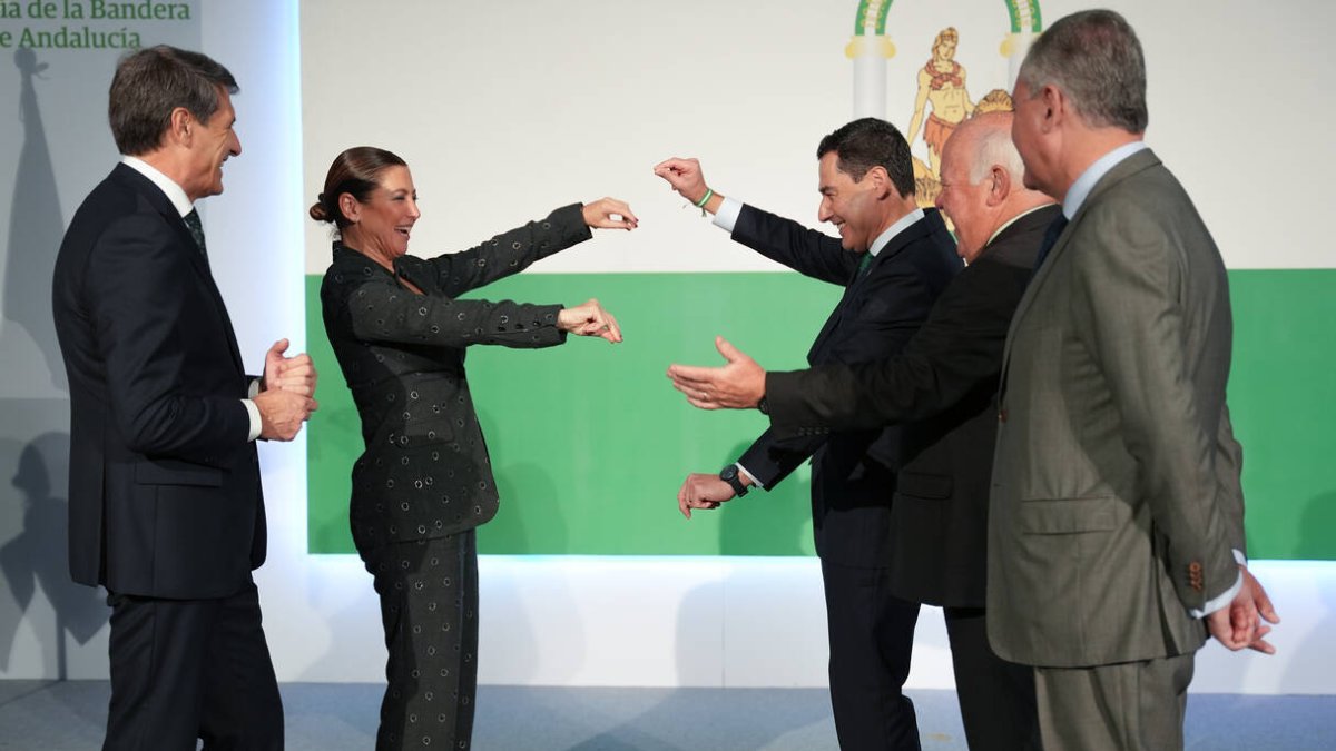 El presidente de la Junta de Andalucía, Juanma Moreno, con la bailaora Sara Baras, celebrando el Día de la bandera.