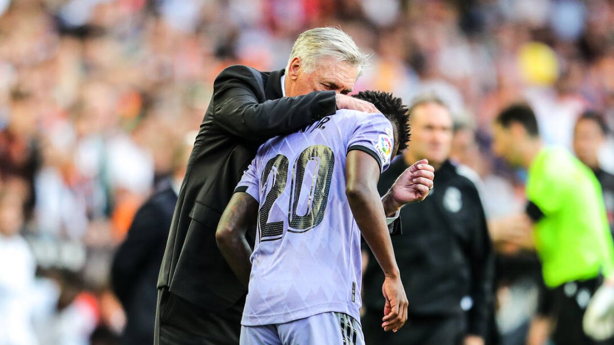Vinicius y Carlo Ancelotti durante el partido del domingo en Mestalla - EUROPA PRESS