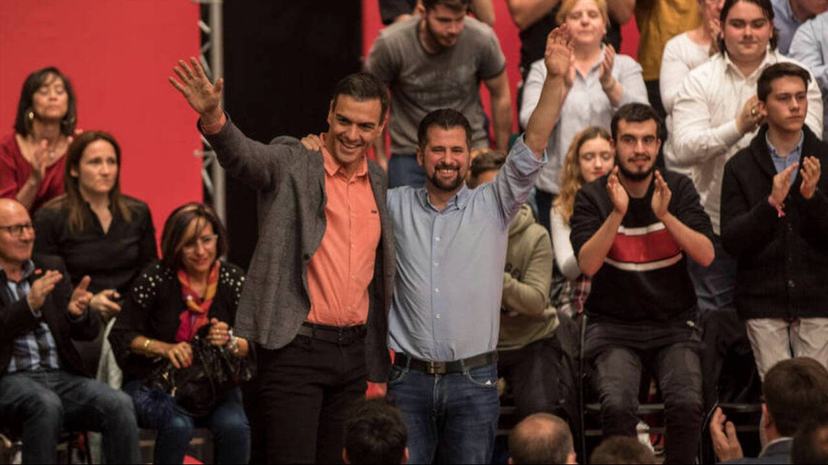 Tudanca y Pedro Sánchez se abrazan durante un mitin del PSOE