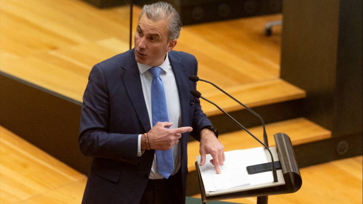 El portavoz de Vox, Javier Ortega Smith, interviene durante la sesión convocada precisamente para reprobarle por su actitud con el concejal de Más Madrid, Eduardo Fernández Rubiño.