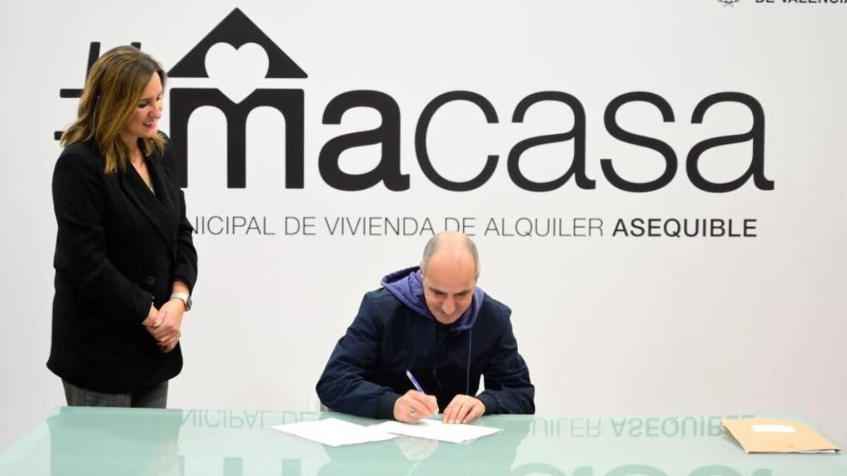 María José Catalá junto a uno de los beneficiados por el sistema de alquiler de vivienda 'Ma Casa' del Ayuntamiento de Valencia.