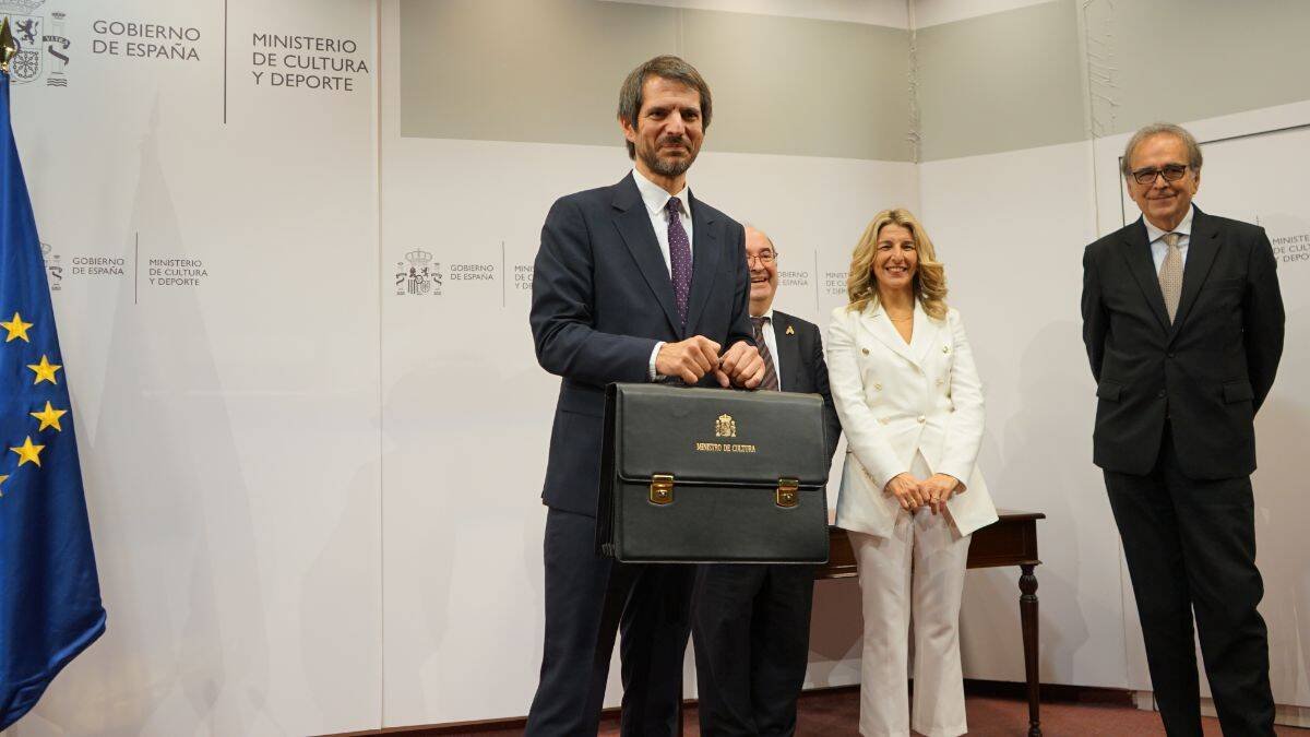 Iceta entregando su cartera a Urtasun.