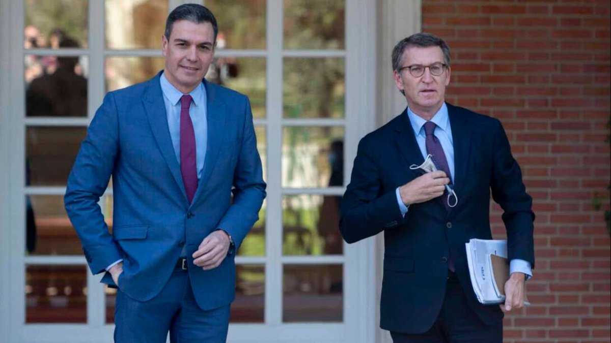 El líder del PSOE, Pedro Sánchez, y el líder del PP, Núñez Feijóo, en La Moncloa.