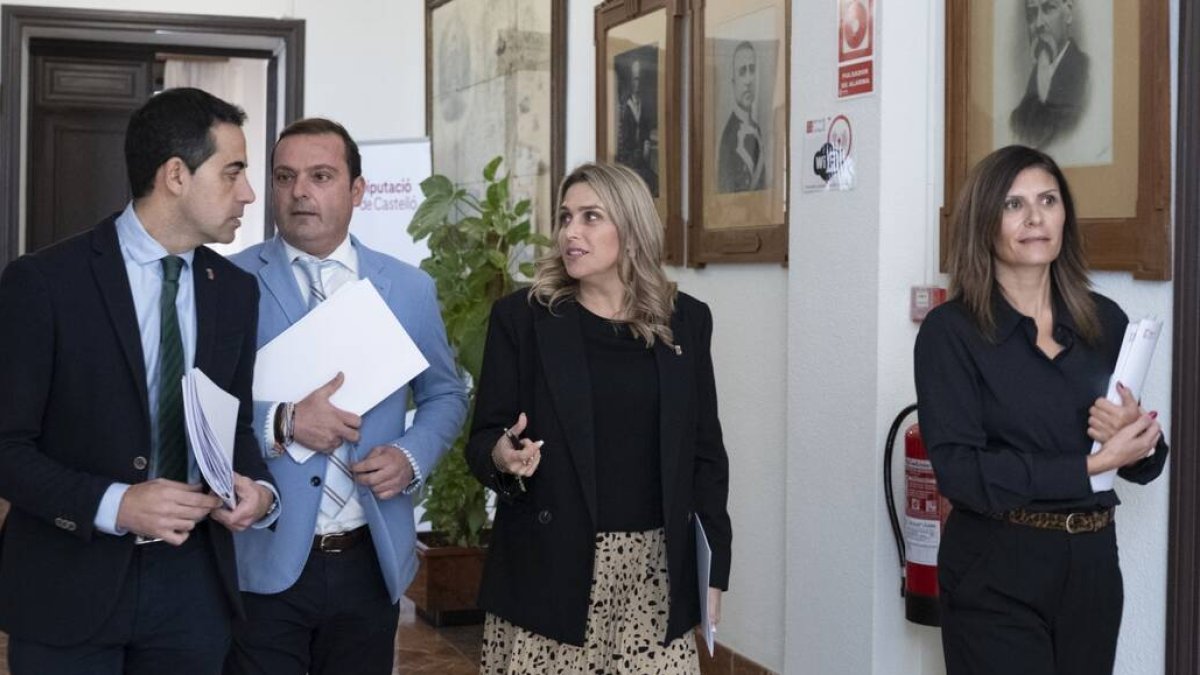 La presidenta Marta Barrachina con tres de los diputados del equipo de gobierno.