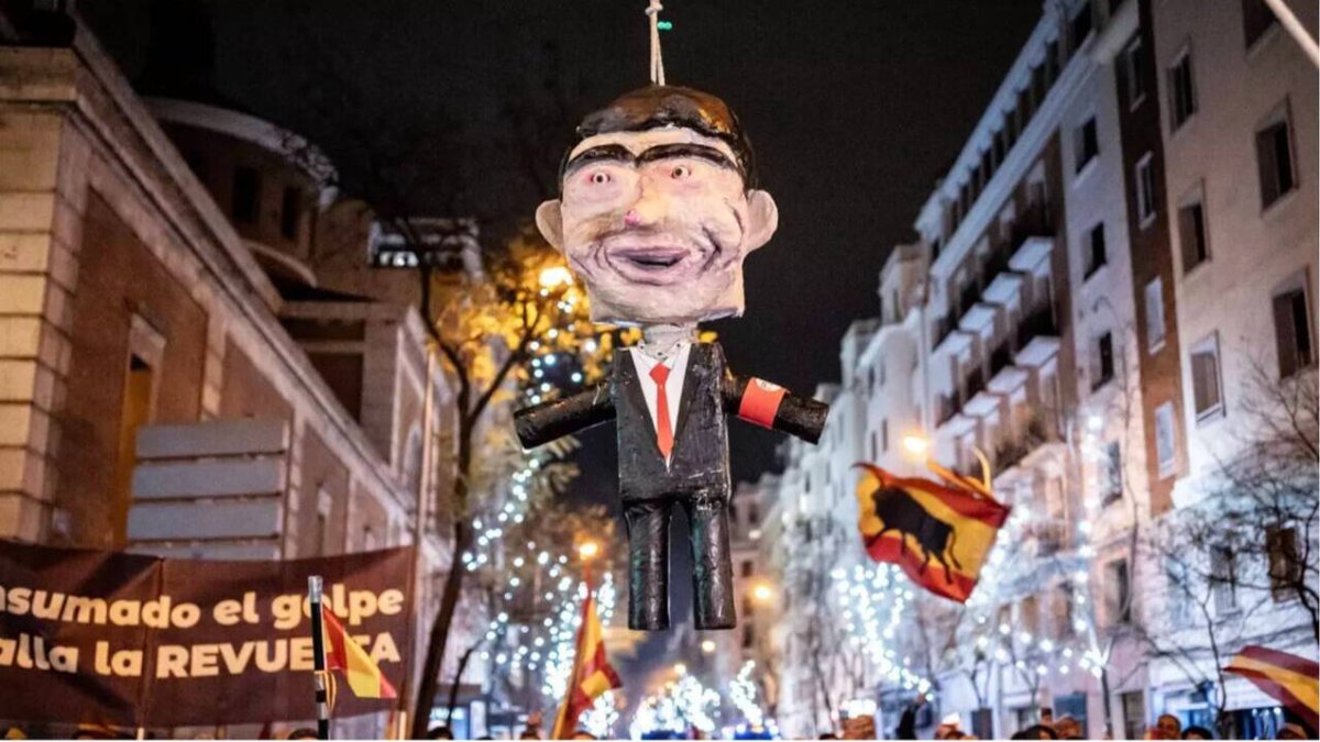 Muñeco de Pedro Sánchez en Ferraz durante el fin de año