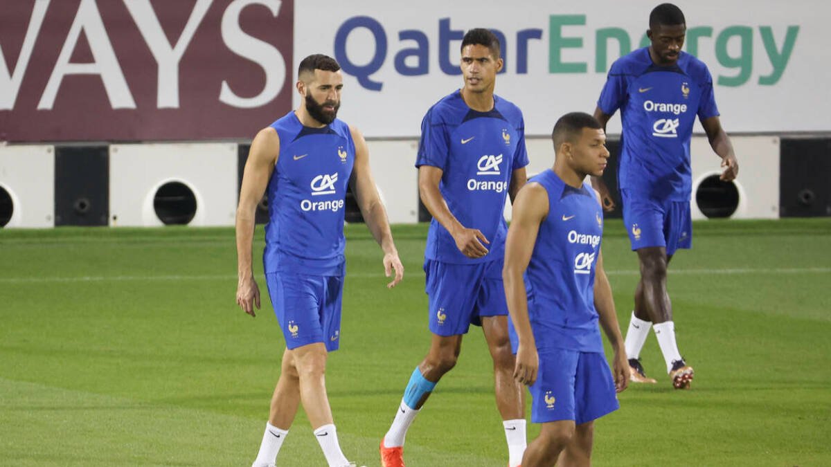Benzema, entrenando con sus compañeros de selección antes de caer lesionado.