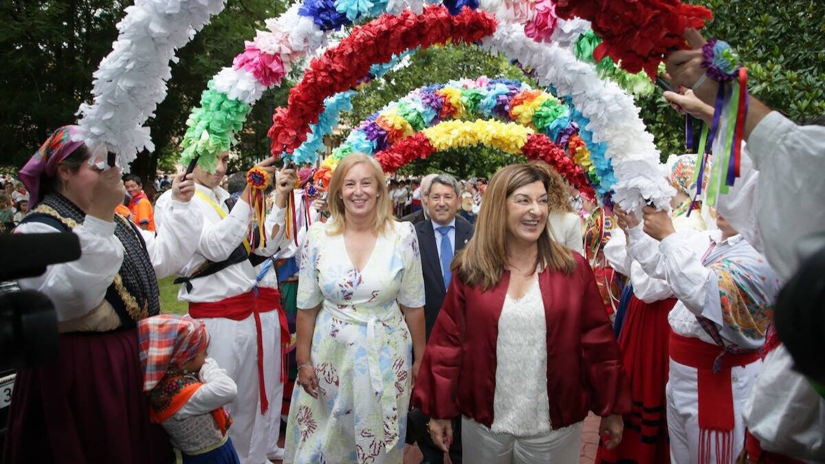 La presidenta de Cantabria, María José Sáenz de Buruaga, junto a la presidenta del Parlamento, María José González Revuelta, en el Día de Cantabria. Europa Press.