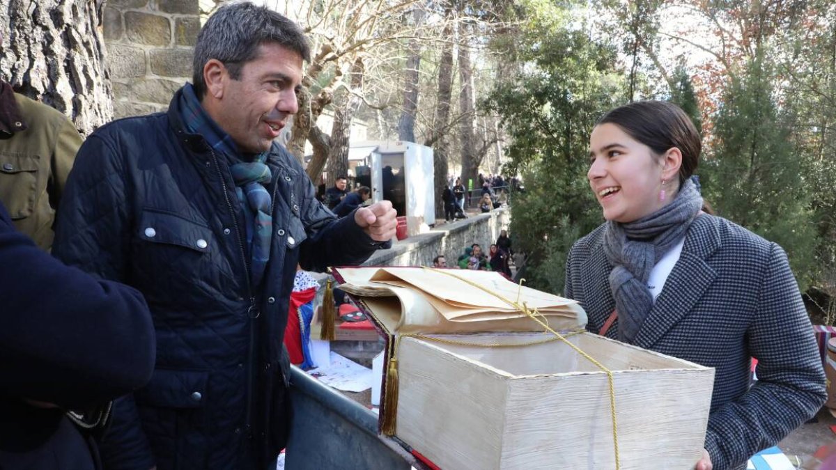Carlos Mazón durante su visita al Campamento Real de Alcoy