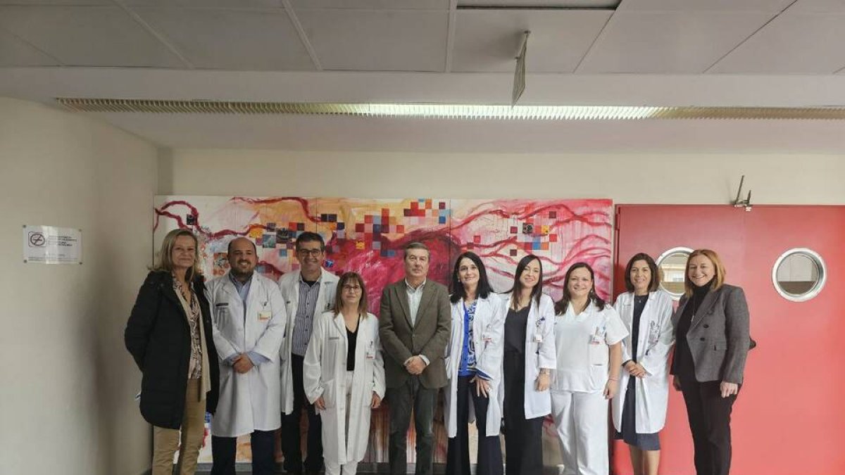 El conseller con médicos y directivos en el hospital de Vinarós.