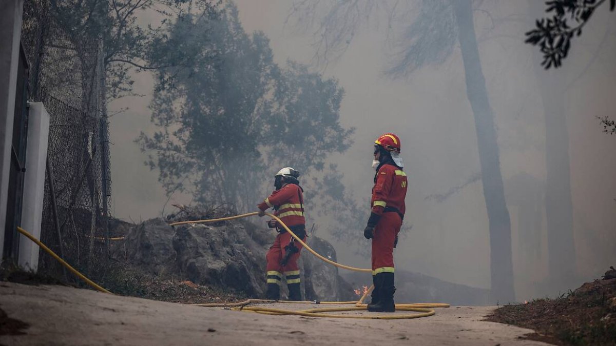 Dos agentes de la UME trabajan en la extinción del fuego - EUROPA PRESS