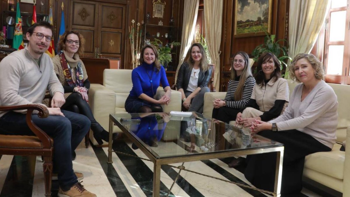 Begoña Carrasco, junto a los concejales de Bienestar Social, Maica Hurtado; Fiestas, Noelia Selma y Familia, Alberto Vidal ha mantenido una reunión con representantes de las asociaciones de personas con autismo de Castellón.