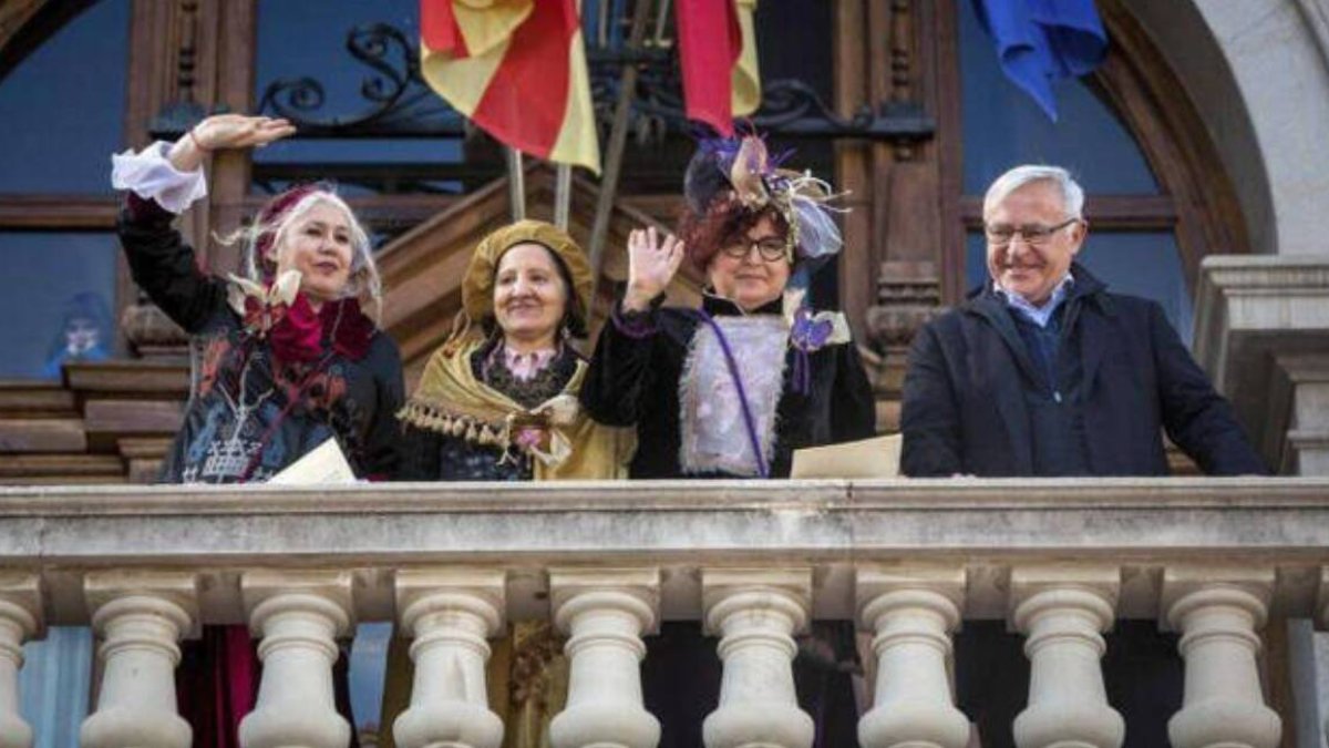 Joan Ribó, exalcalde de Valencia y uno de los grandes impulsores de esta celebración durante su gobierno, en el balcón del Ayuntamiento junto a las Reinas Magas.