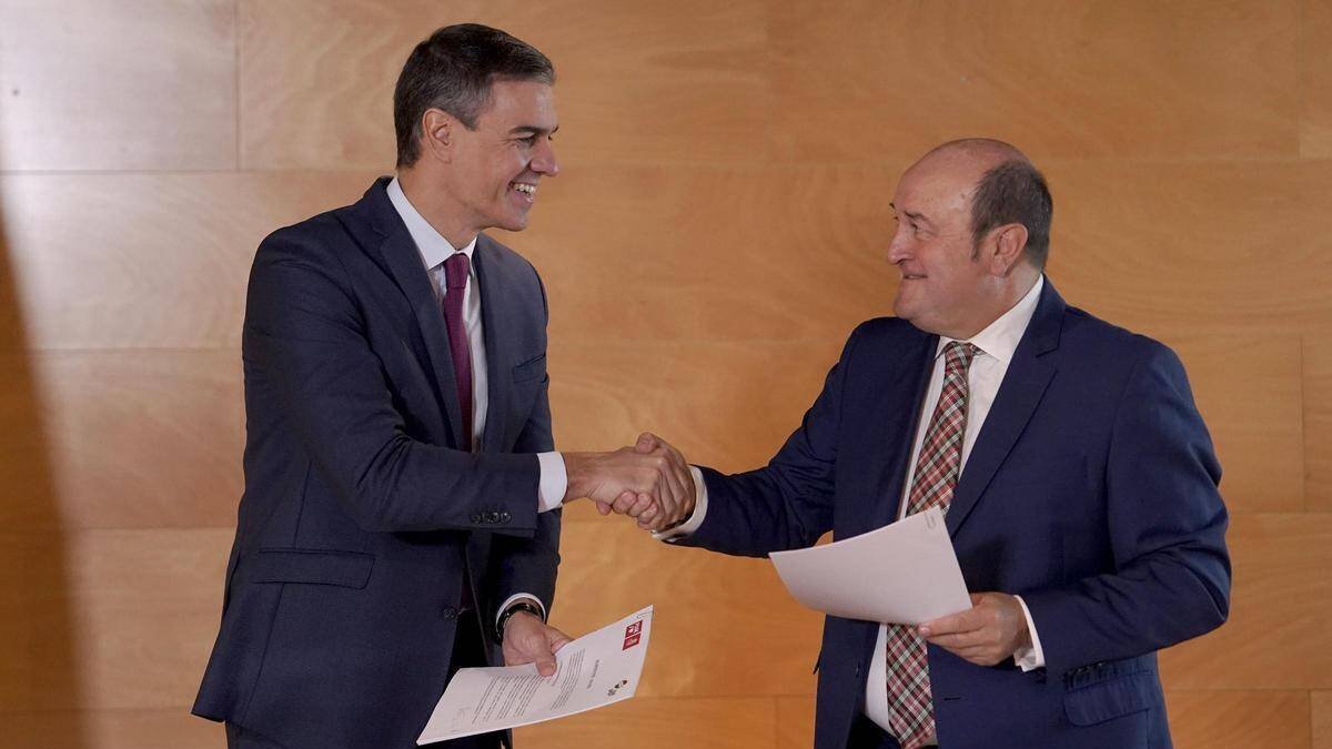 Sánchez y el presidente del PNV en la firma del pacto de investidura del líder del PSOE.
