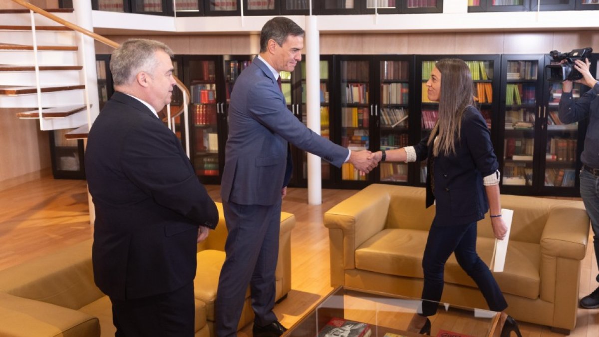 Santos Cerdán, Pedro Sánchez y Miriam Nogueras.