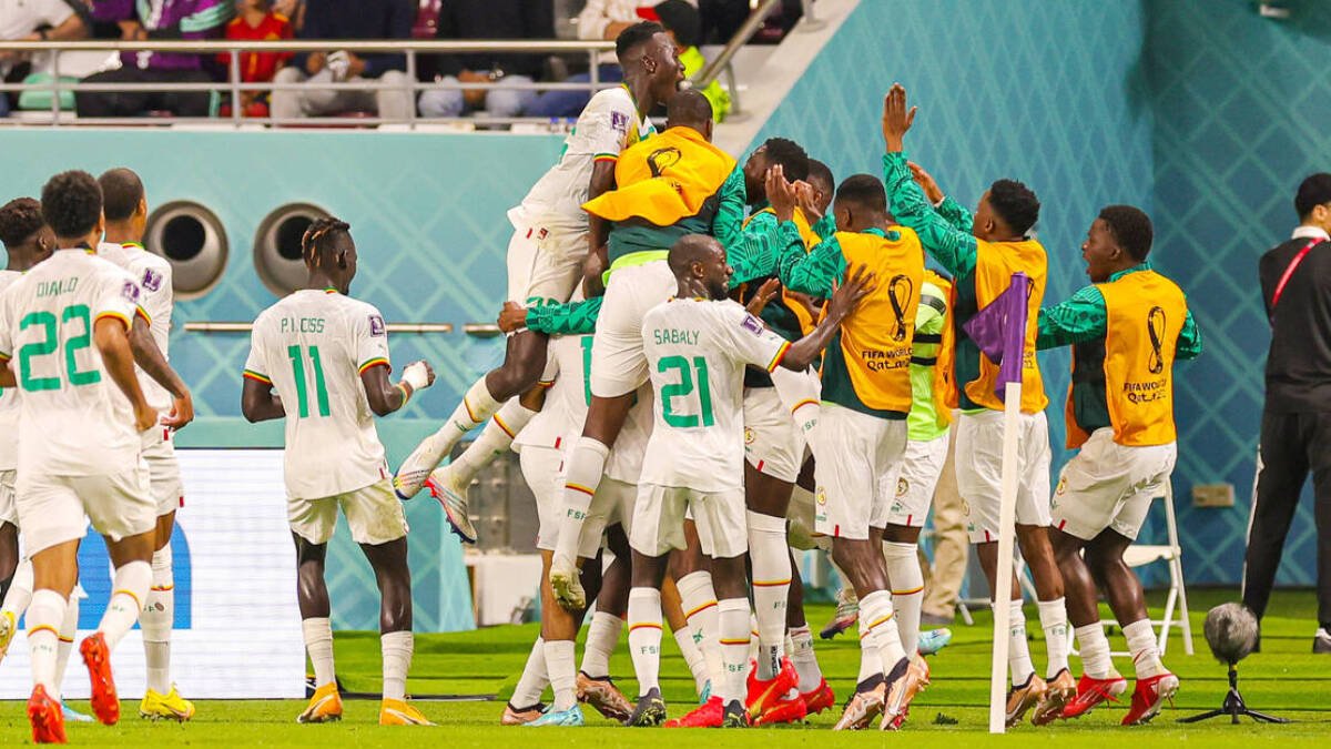 Los jugadores de Senegal celebran su pase a octavos.