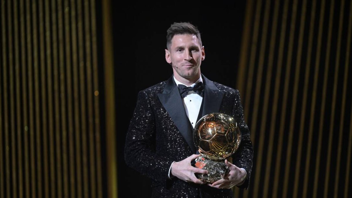 Leo Messi, con un Balón de Oro.