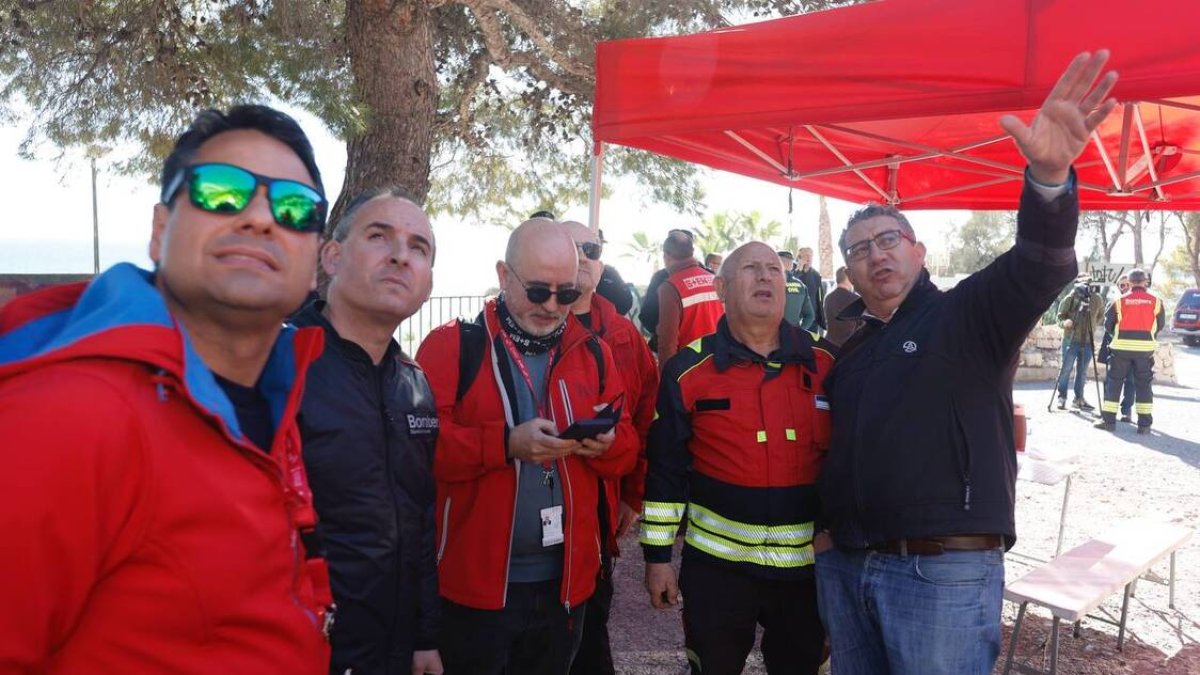 Toni Pérez comenta la evolución del incendio con bomberos de la diputación