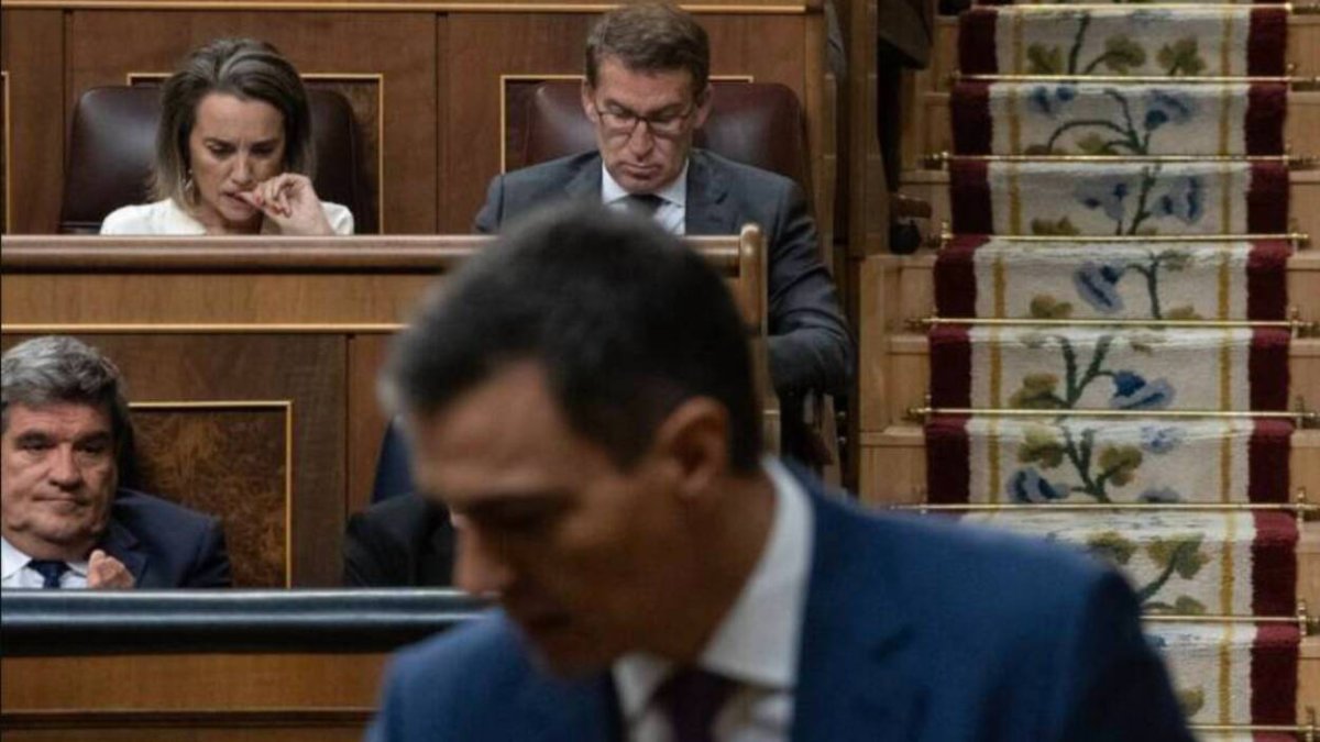 En el primer plano de la imagen se ve a Pedro Sánchez, presidente del Gobierno