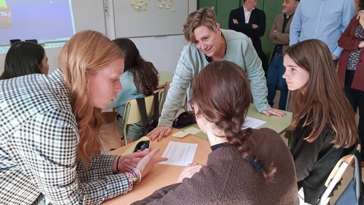 La consellera de Educación, Cultura y Deporte, Raquel Tamarit, en el IES L'Estació de Ontinyent (Valencia).