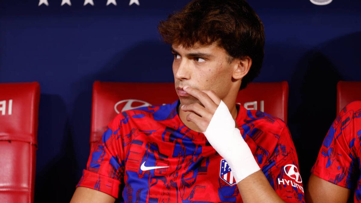 Joao Félix, en el banquillo durante el Atlético - Granada.
