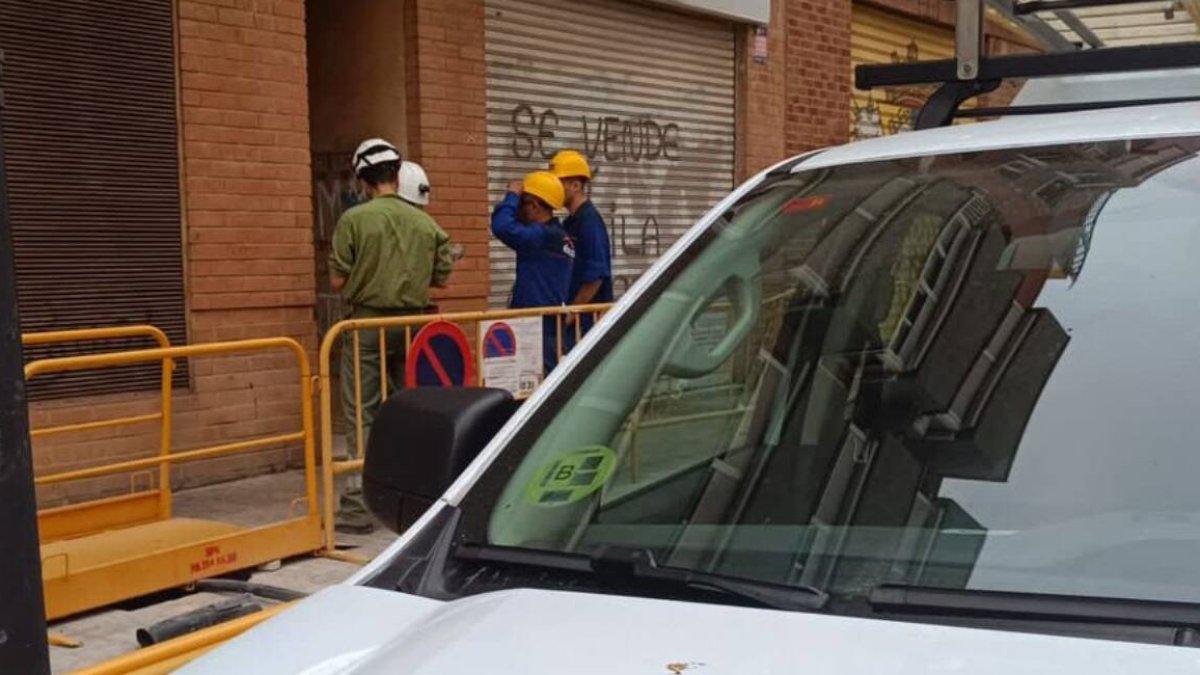 Momento en el que operarios de Iberdrola realizaban en corte de luz - AJUNTAMENT DE VALÈNCIA