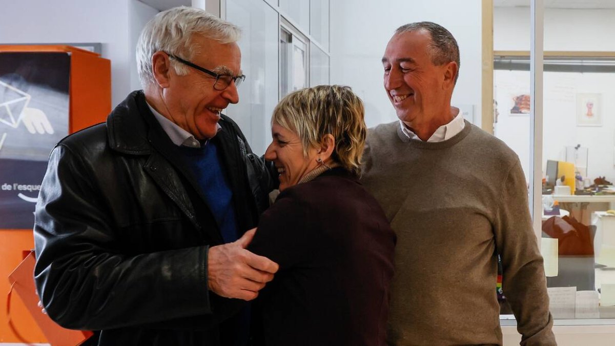 Joan Ribó y Papi Robles se funden en un abrazo ante la mirada de Joan Baldoví.