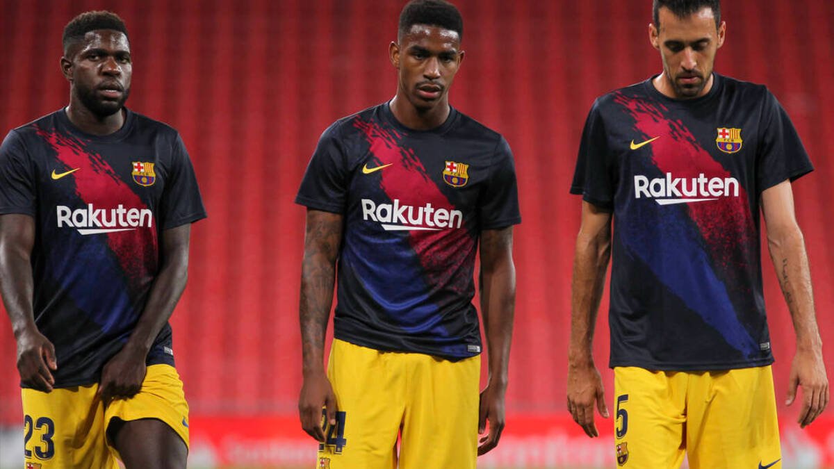Samuel Umtiti, Junior Firpo y Sergio Busquets durante un entrenamiento con el FC Barcelona