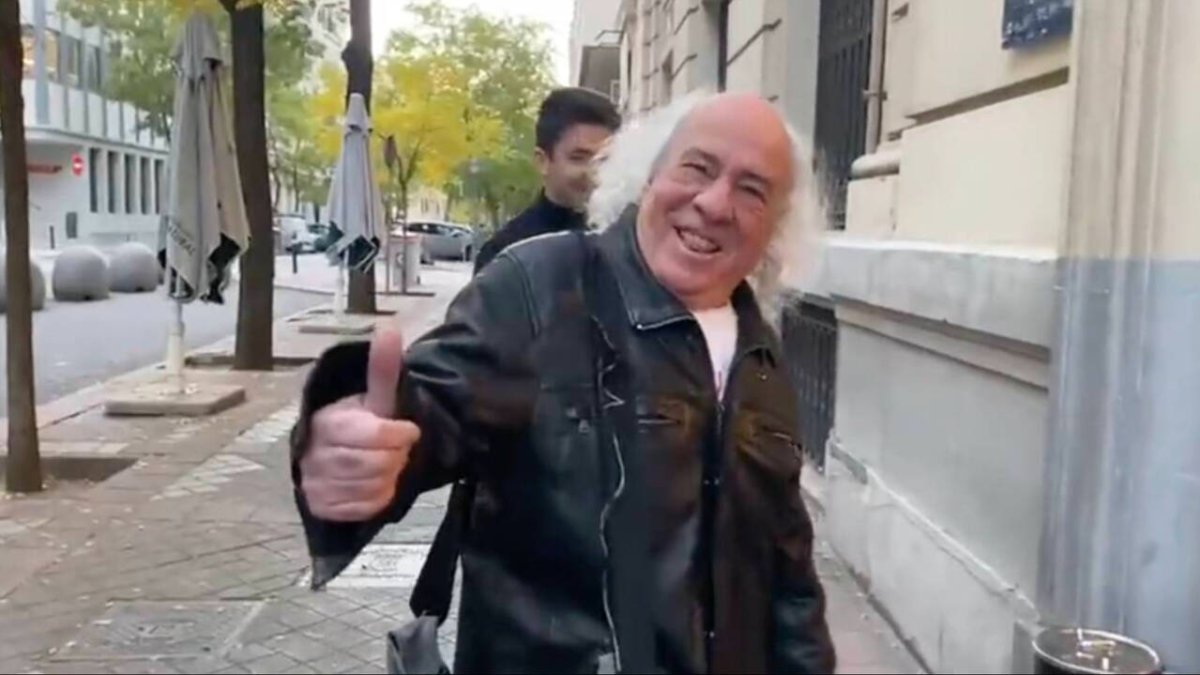 El pirata entrando en el edificio de COPE y Rock FM