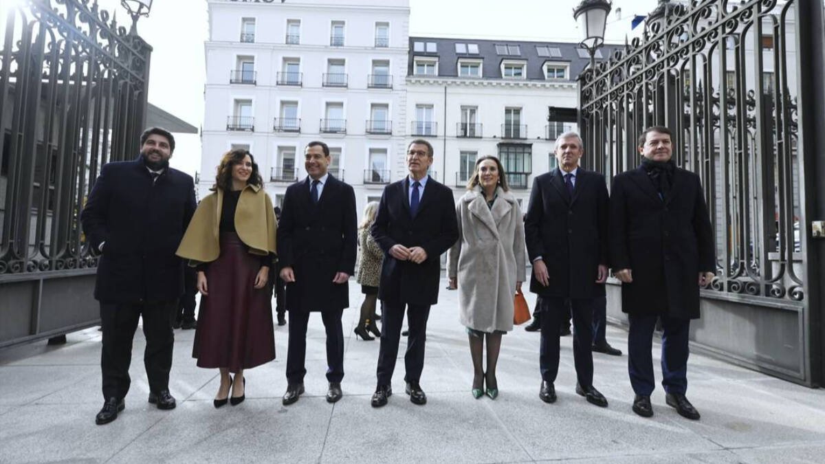 Feijóo, a su llegada al Congreso, escoltado por López Miras, Ayuso, Moreno. Cuca Gamarra, Rueda y Fernández Mañueco