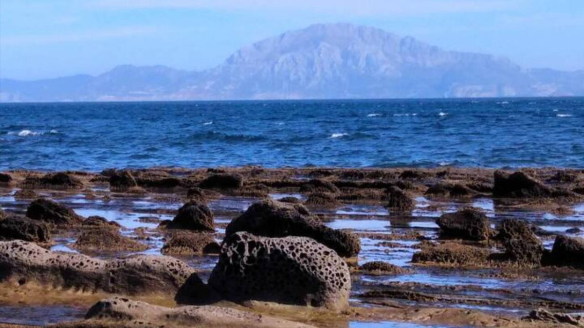 El flysch del Campo de Gibraltar con vistas a la costa africana y al monte Jebel Musa.
