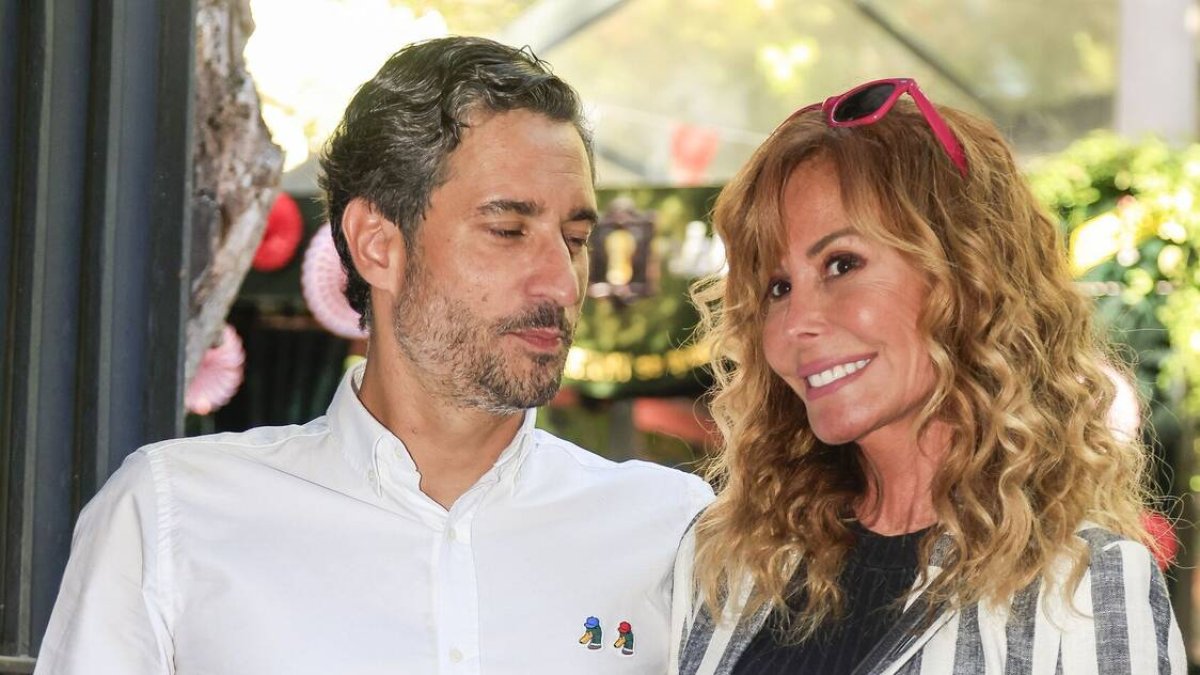 Cándido Conde-Pumpido, en una imagen de este verano con Lara Dibildos.