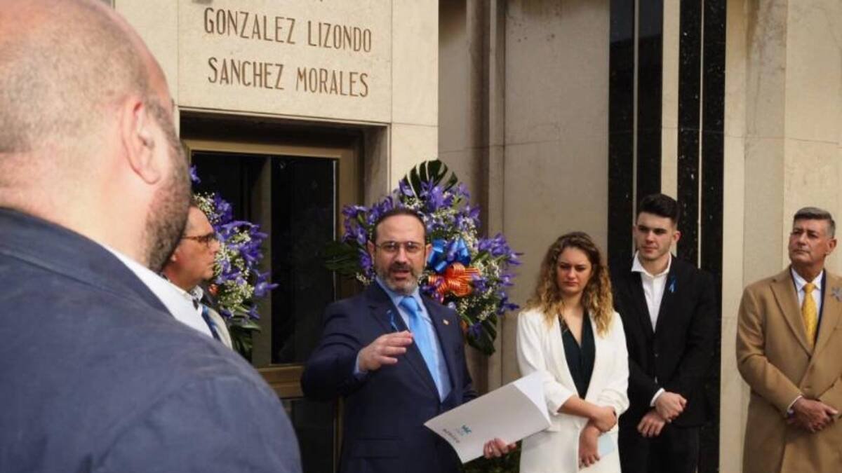 Vicente González Lizondo jura ante la tumba de su padre que dará su vida por Valencia.