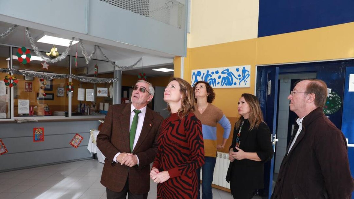 La alcaldesa, Begoña Carrasco, junto a la concejala de Bienestar Social, Maica Hurtado, visita el albergue municipal donde se ha activado el Protocolo contra el frío