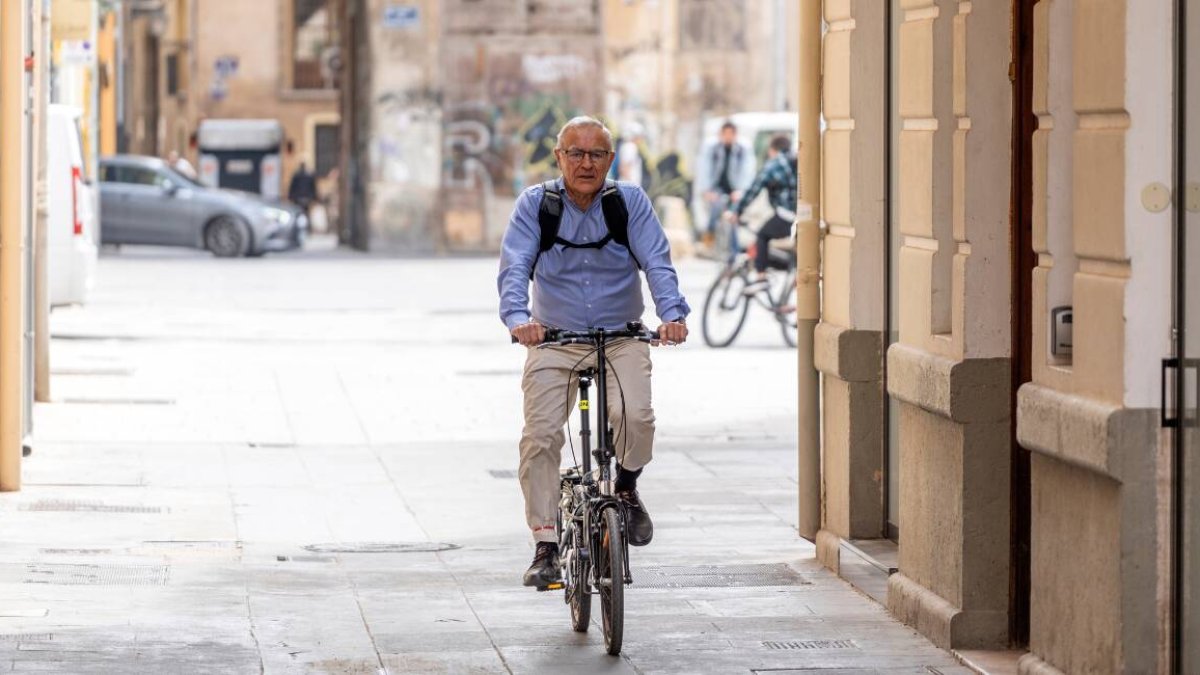 Joan Ribó llega a la sede de Compromís con su bicicleta - ARCHIVO