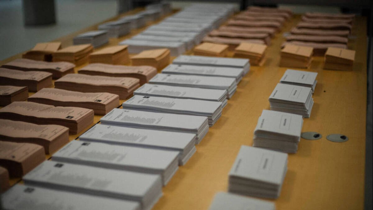 Papeletas electorales y sobres en un colegio electoral, a 27 de mayo de 2023.