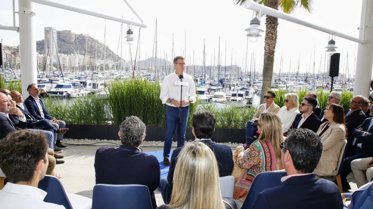 El presidente del Partido Popular, Alberto Núñez Feijóo, interviene durante un encuentro con hosteleros, en el restaurante Dársena, en Alicante