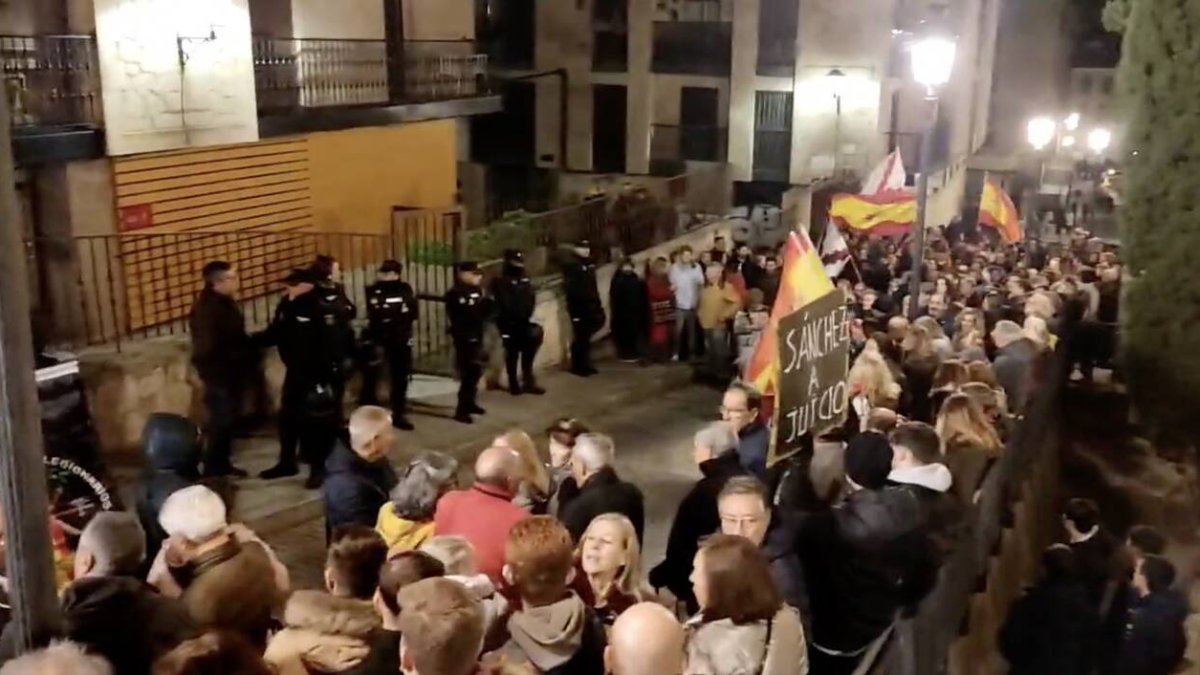 Protesta pacífica de un millar de personas ante la sede del PSOE en Salamanca