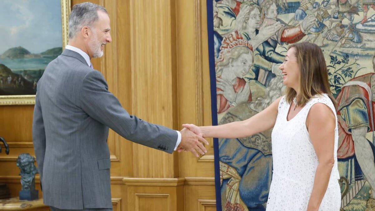 El Rey Felipe VI recibe a la presidenta del Congreso en La Zarzuela.